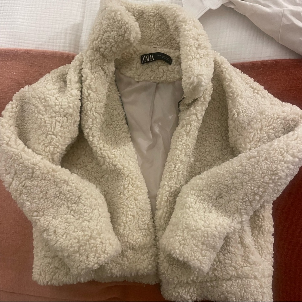 Zara XS ivory cropped Teddy jacket.